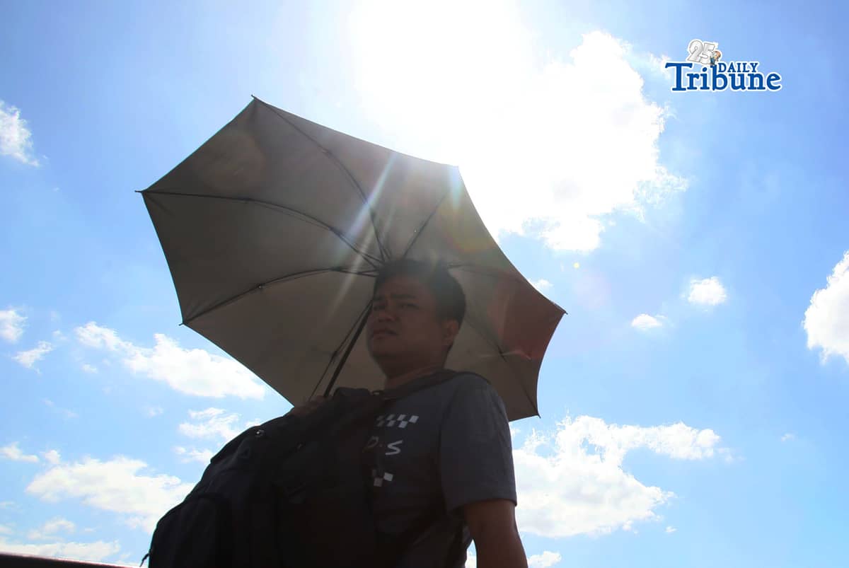 (May 07 2026) Pedestrians use umbrellas to protect themselves from the heat of the sun in Quezon City on Thursday May 7 2026. According to PAGASA, the heat index in Metro Manila (NCR) reached dangerous levels, Specific areas like Quezon City recorded 42 C. The public is advised to take extreme precautions, such as avoiding prolonged sun exposure, staying hydrated, and staying indoors. Photo/Analy Labor