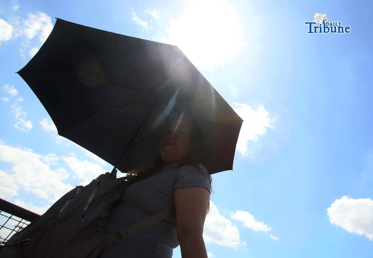 (May 07 2026) Pedestrians use umbrellas to protect themselves from the heat of the sun in Quezon City on Thursday May 7 2026. According to PAGASA, the heat index in Metro Manila (NCR) reached dangerous levels, Specific areas like Quezon City recorded 42 C. The public is advised to take extreme precautions, such as avoiding prolonged sun exposure, staying hydrated, and staying indoors. Photo/Analy Labor