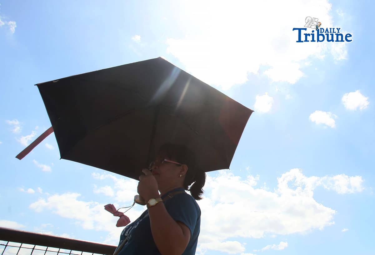 (May 07 2026) Pedestrians use umbrellas to protect themselves from the heat of the sun in Quezon City on Thursday May 7 2026. According to PAGASA, the heat index in Metro Manila (NCR) reached dangerous levels, Specific areas like Quezon City recorded 42 C. The public is advised to take extreme precautions, such as avoiding prolonged sun exposure, staying hydrated, and staying indoors. Photo/Analy Labor