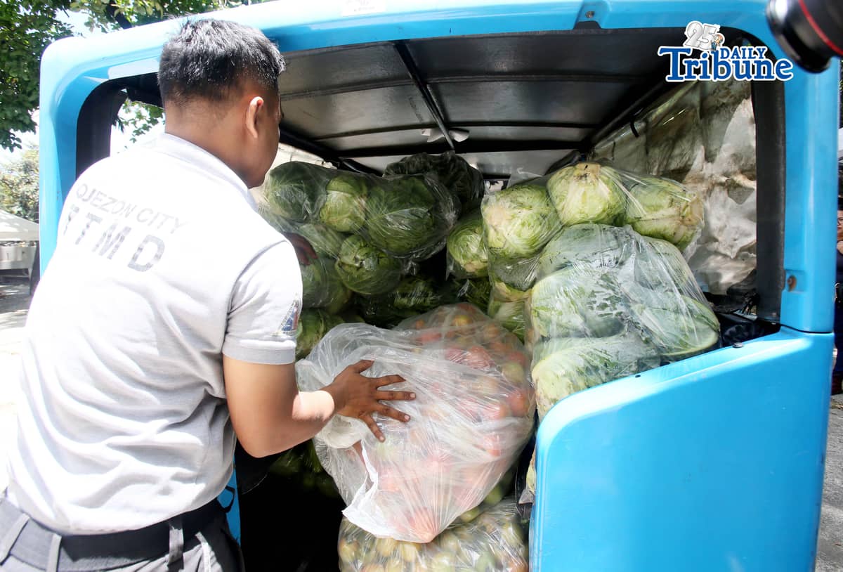 (May 07 2026) TTMD Personnel load vegetables after it was delivered from Atok, Benguet to the Quezon City hall compound on Thursday, May 7, 2026, as they distribute it to tricycle todas as part of the Project Unified Buying and Bayanihan Operations, a joint project of Atok and Quezon City LGU. Photo/Analy Labor