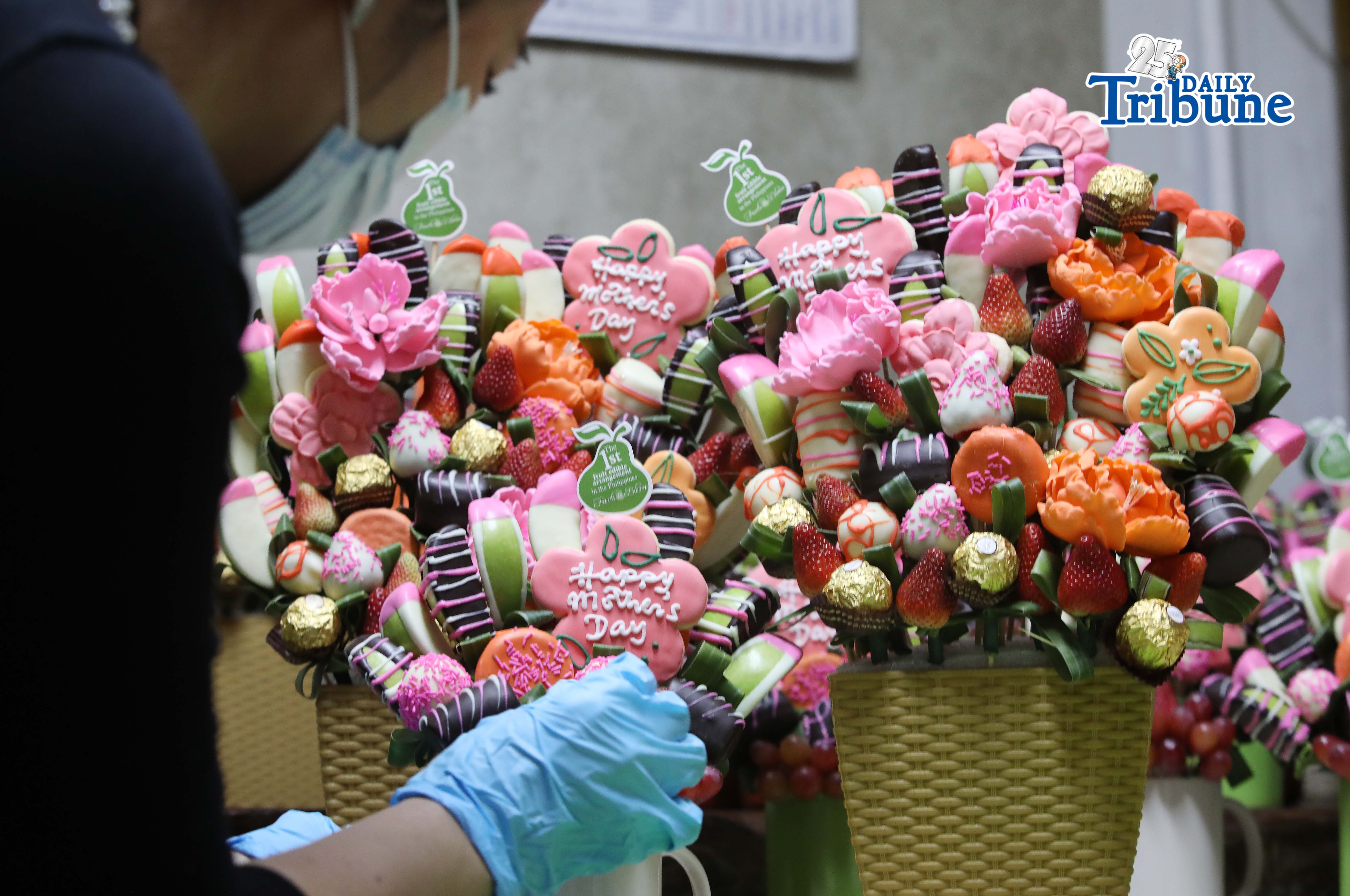 Shop assembles fruit bouquets ahead Mother’s Day