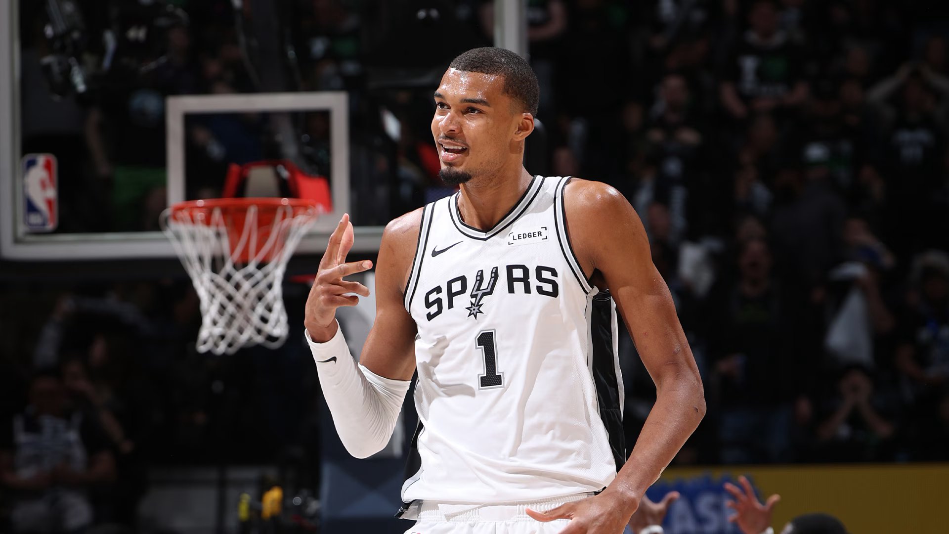 Wemby lifts Spurs to 2-1 lead; Knicks go 3-0