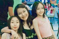 GRIP tight, stand tall. A single mother steadies her two daughters, her hands the only anchor they’ve ever needed, her silence carrying the weight of a thousand unspoken sacrifices.