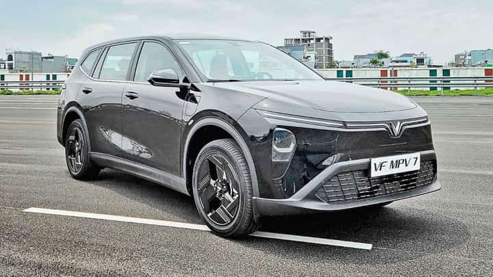 VINFAST prices the VF MPV 7 from P1.239 million under its battery subscription plan.