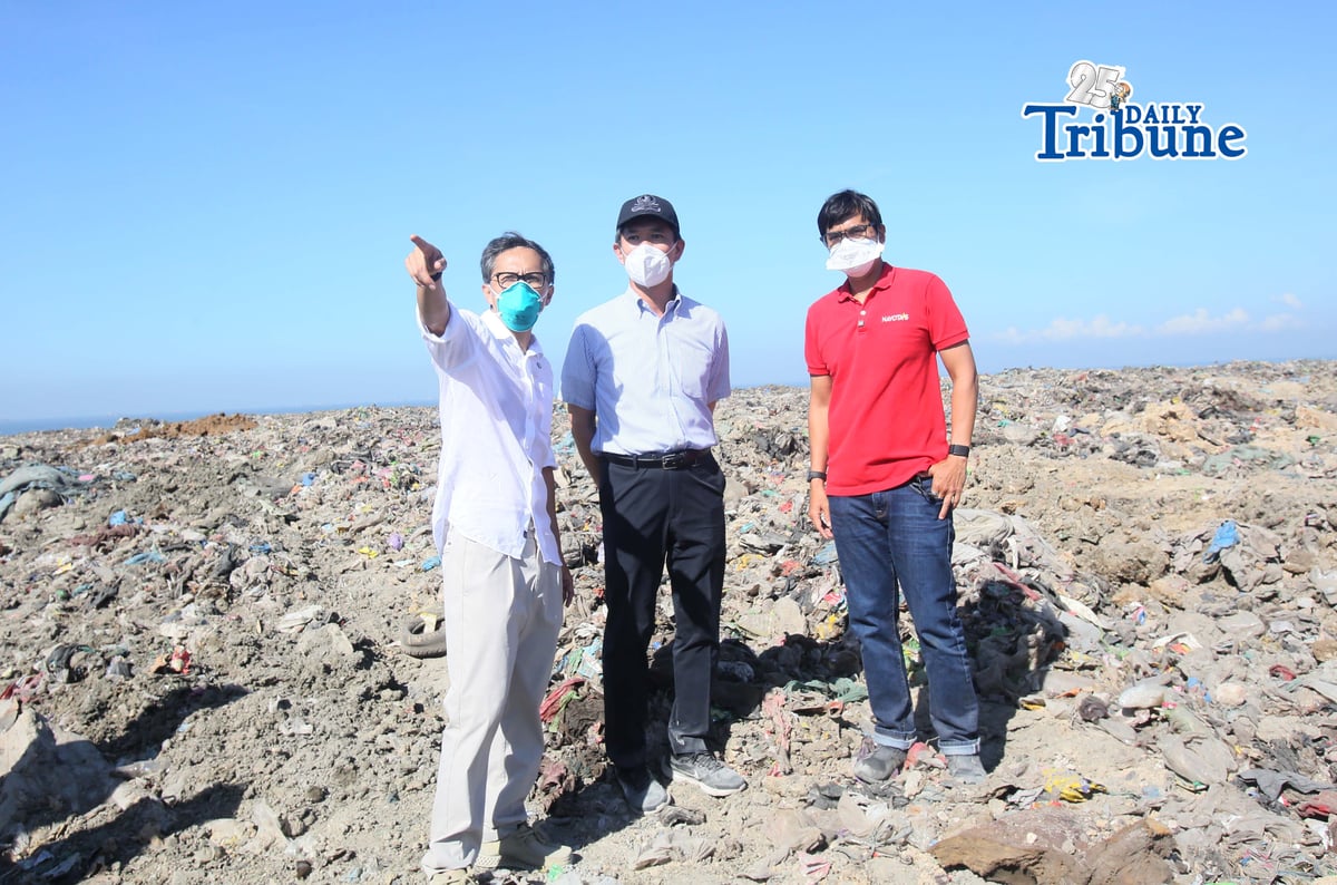 Department of Public Works and Highways Secretary Vince Dizon, along with representatives from the DENR, DOTr, MMDA, San Miguel Corp., Navotas Mayor John Rey Tiangco, and officials from Japan including Ambassador Endo Kazuya and JICA Chief Baba Takahashi, conducted a joint inspection at the Navotas Sanitary Landfill on Monday, 11 May, 2026, after a fire was declared out.
The inspection assessed site conditions, waste management operations, environmental concerns, and ongoing infrastructure developments in the area.