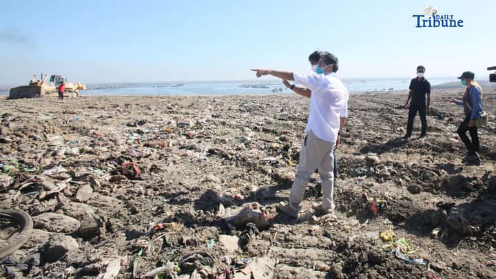 Department of Public Works and Highways Secretary Vince Dizon, along with representatives from the DENR, DOTr, MMDA, San Miguel Corp., Navotas Mayor John Rey Tiangco, and officials from Japan including Ambassador Endo Kazuya and JICA Chief Baba Takahashi, conducted a joint inspection at the Navotas Sanitary Landfill on Monday, 11 May, 2026, after a fire was declared out.
The inspection assessed site conditions, waste management operations, environmental concerns, and ongoing infrastructure developments in the area.