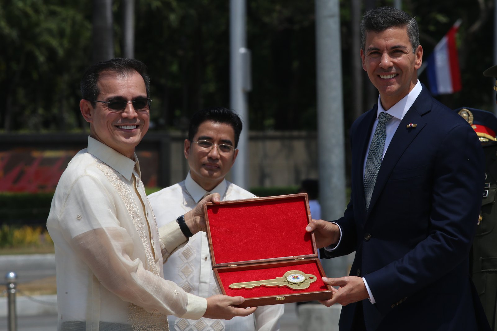 Republic of Paraguay President Santiago Peña Palacios lays a wreath at the Rizal Monument in Manila on 11 May 2026 where he was welcomed by Manila Mayor Francisco “Isko” Domagoso. President Peña is on a landmark State Visit to meet with President Ferdinand Marcos Jr., marking the first time a Paraguayan head of state has visited the Philippines since diplomatic ties began in 1962.