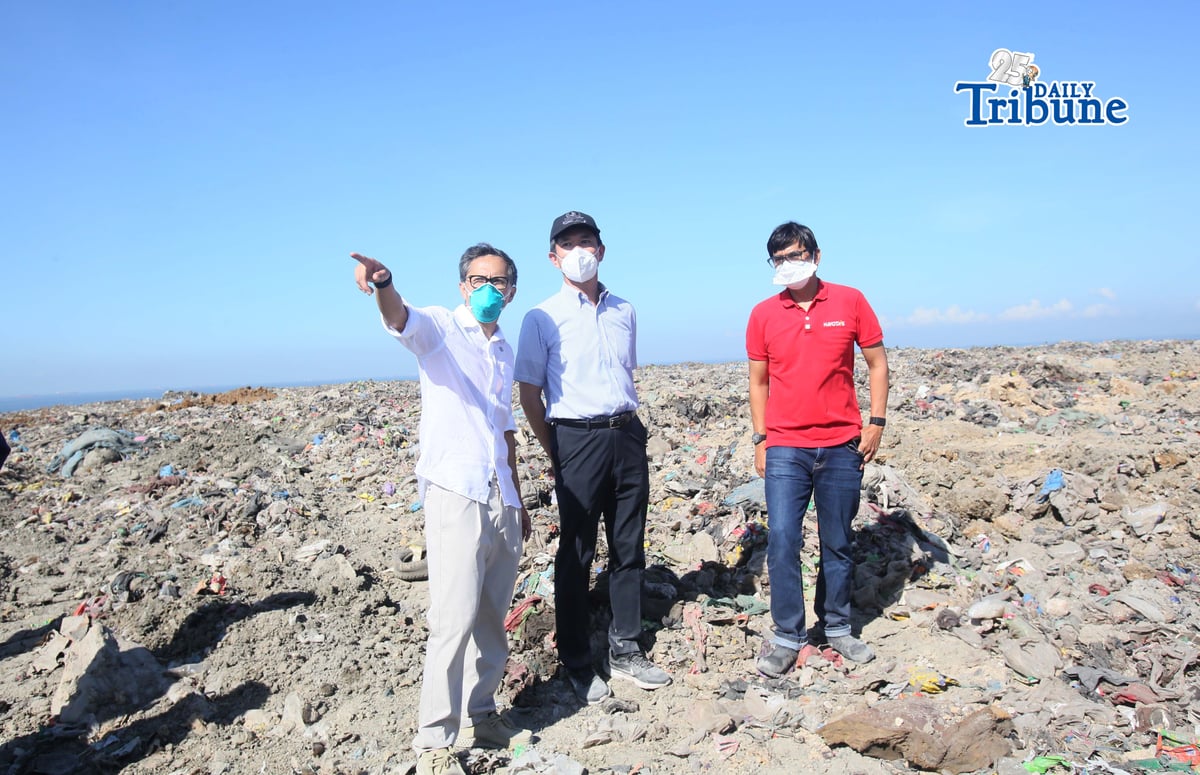 Department of Public Works and Highways Secretary Vince Dizon, along with representatives from the DENR, DOTr, MMDA, San Miguel Corp., Navotas Mayor John Rey Tiangco, and officials from Japan including Ambassador Endo Kazuya and JICA Chief Baba Takahashi, conducted a joint inspection at the Navotas Sanitary Landfill on Monday, 11 May, 2026, after a fire was declared out.
The inspection assessed site conditions, waste management operations, environmental concerns, and ongoing infrastructure developments in the area.