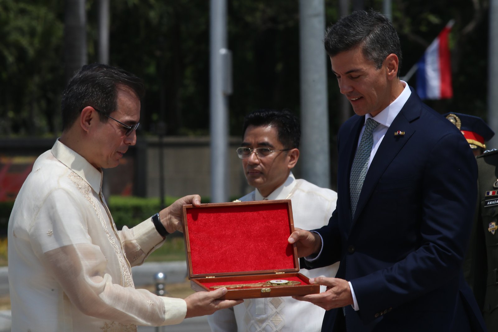 Republic of Paraguay President Santiago Peña Palacios lays a wreath at the Rizal Monument in Manila on 11 May 2026 where he was welcomed by Manila Mayor Francisco “Isko” Domagoso. President Peña is on a landmark State Visit to meet with President Ferdinand Marcos Jr., marking the first time a Paraguayan head of state has visited the Philippines since diplomatic ties began in 1962.