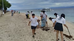 Simultaneous coastal, underwater 
cleanup kick off
