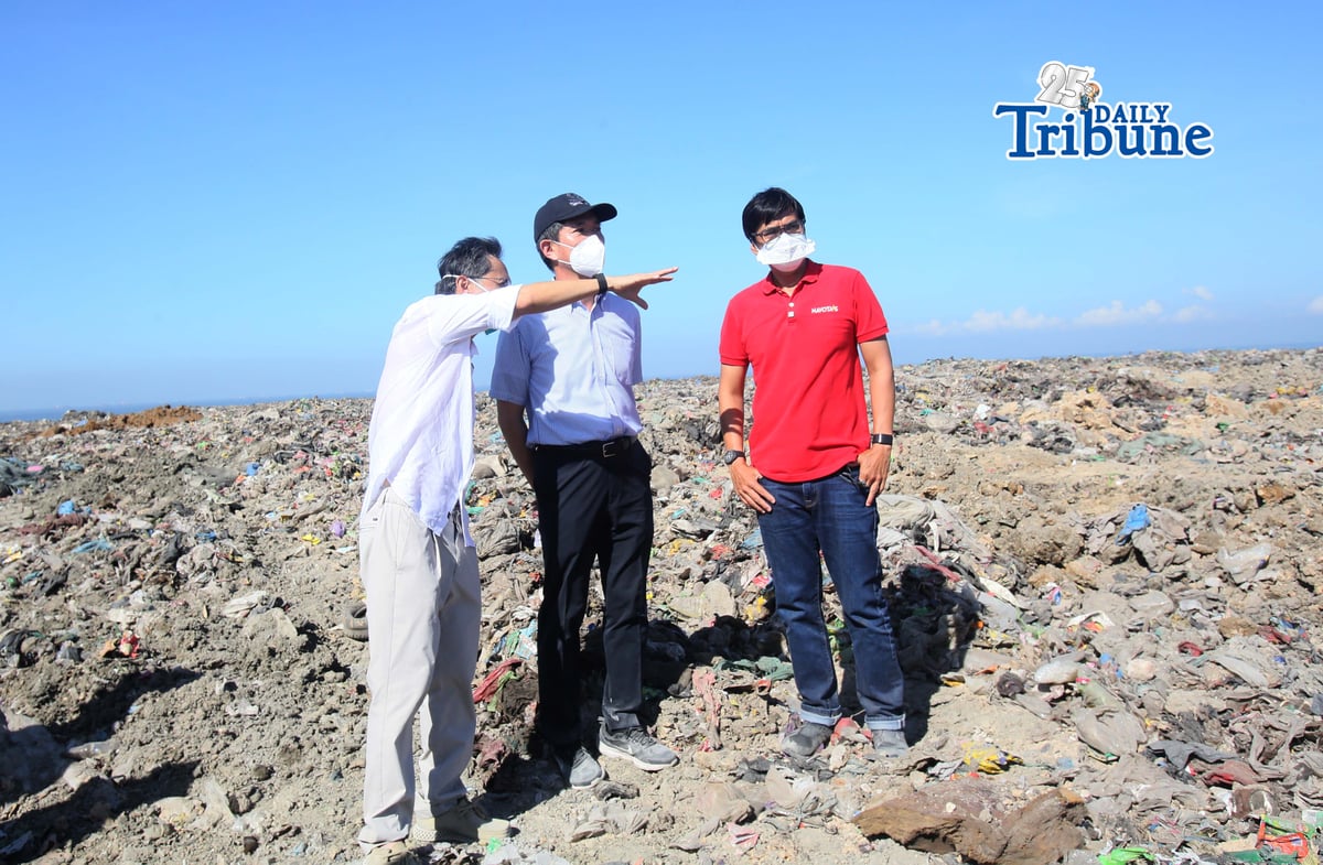 Department of Public Works and Highways Secretary Vince Dizon, along with representatives from the DENR, DOTr, MMDA, San Miguel Corp., Navotas Mayor John Rey Tiangco, and officials from Japan including Ambassador Endo Kazuya and JICA Chief Baba Takahashi, conducted a joint inspection at the Navotas Sanitary Landfill on Monday, 11 May, 2026, after a fire was declared out.
The inspection assessed site conditions, waste management operations, environmental concerns, and ongoing infrastructure developments in the area.