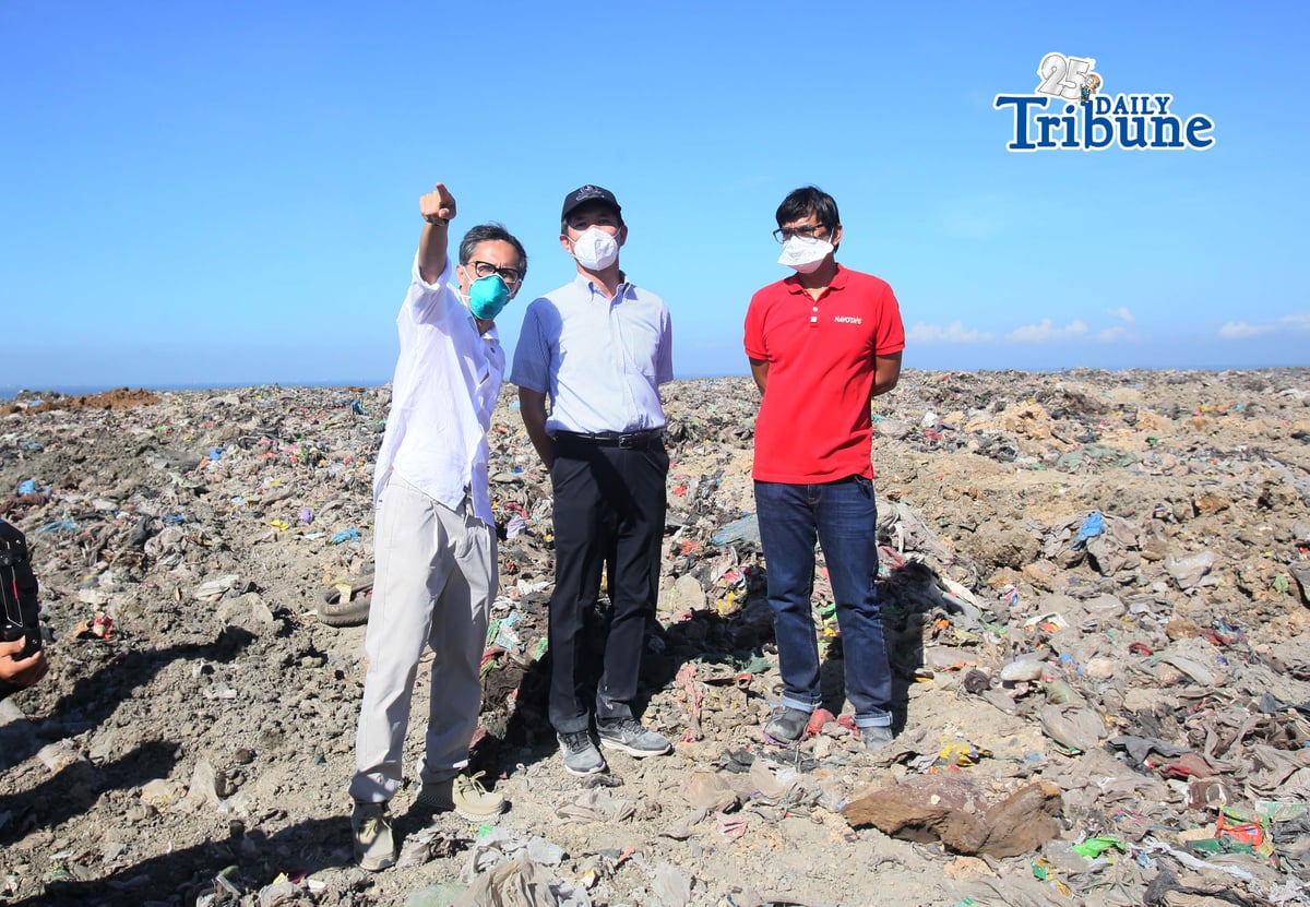 Department of Public Works and Highways Secretary Vince Dizon, along with representatives from the DENR, DOTr, MMDA, San Miguel Corp., Navotas Mayor John Rey Tiangco, and officials from Japan including Ambassador Endo Kazuya and JICA Chief Baba Takahashi, conducted a joint inspection at the Navotas Sanitary Landfill on Monday, 11 May, 2026, after a fire was declared out.
The inspection assessed site conditions, waste management operations, environmental concerns, and ongoing infrastructure developments in the area.