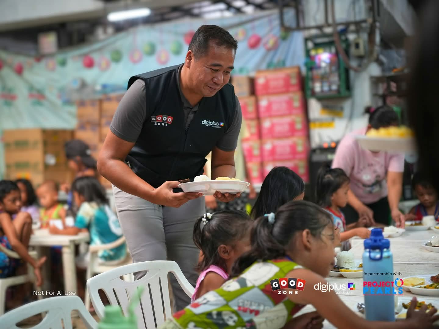 'Pitik Queen' joins feeding program for malnourished children in Tondo
