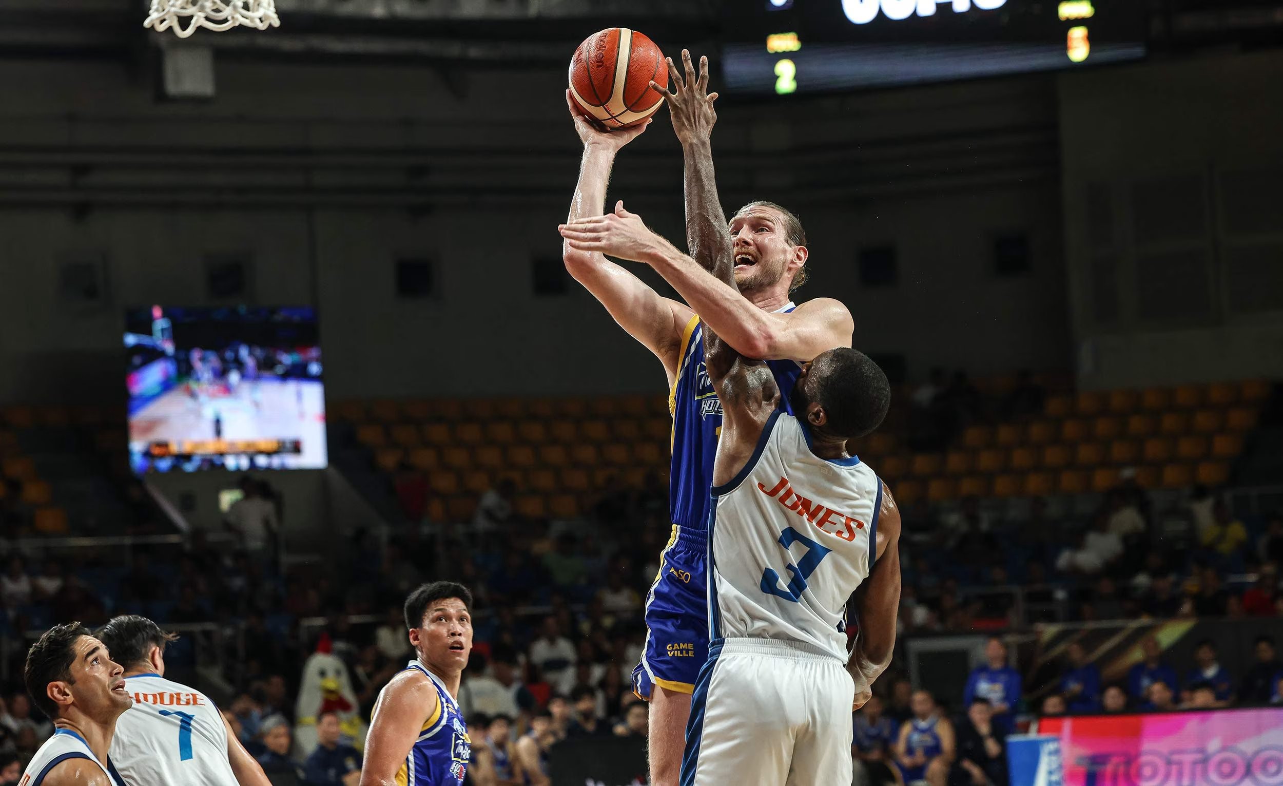 Hotshots live to fight another day