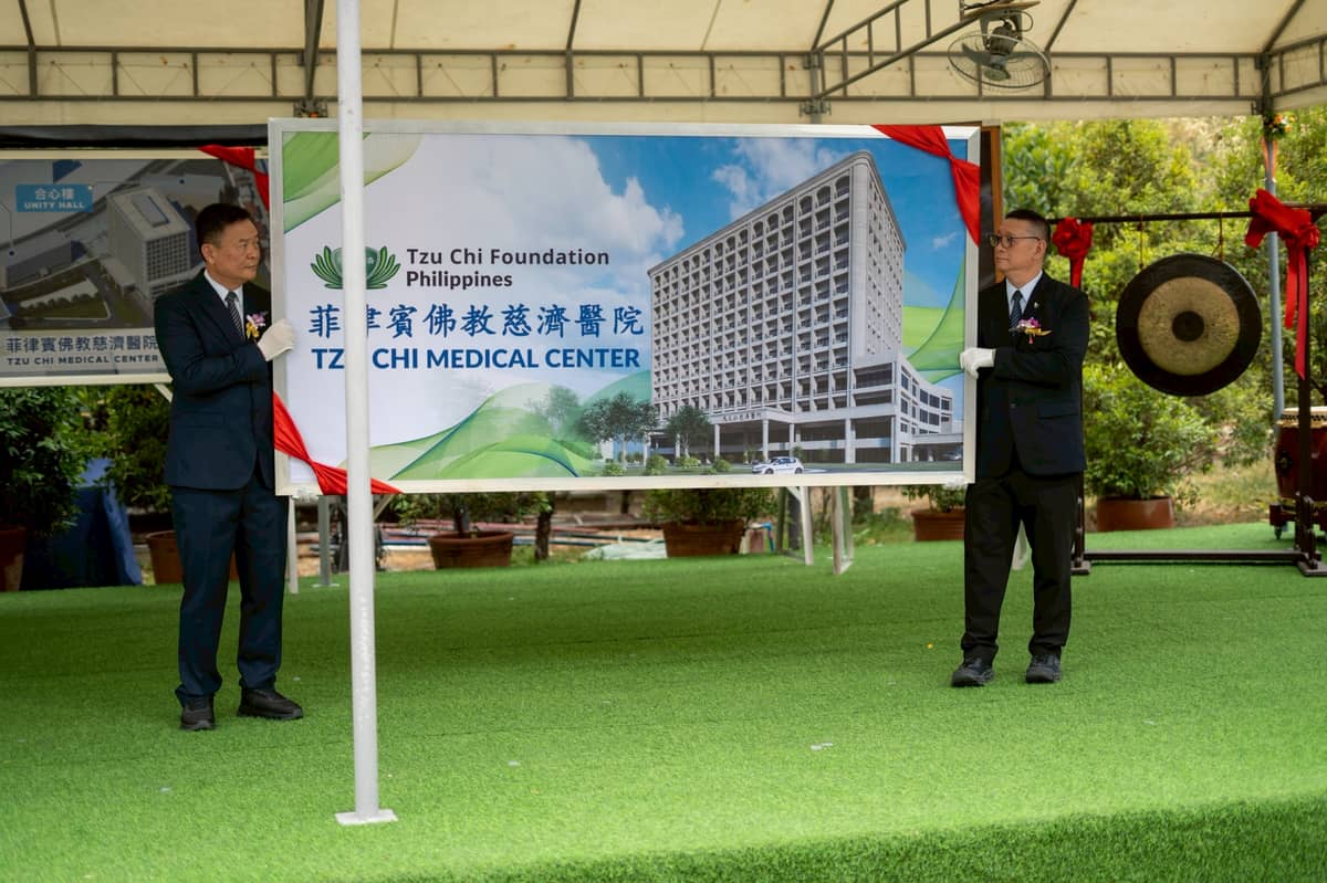 Tzu Chi Davao officer-in-charge Nelson Chua and Tzu Chi Zamboanga OIC and deputy CEO Dr. Anton Mari Lim present guests with a perspective of the hospital.