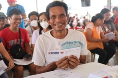 DSWD distributes cash aid to farmers affected by Mayon eruption
