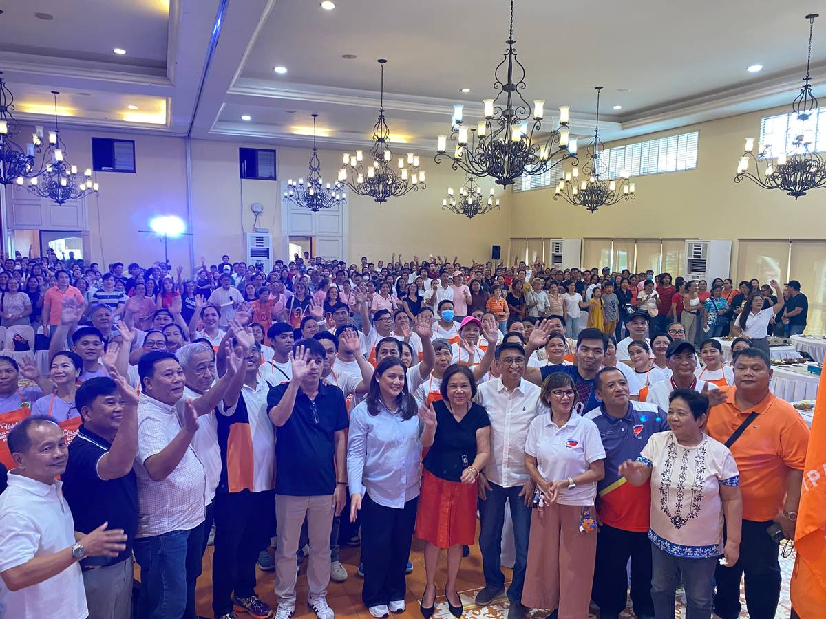 Sen. Camille Villar and former senator Cynthia Villar takes a picture with all of the participants and attendees of the 11th Urban Gardening and Cooking Festival on 14 May at the Villar Foundation Complex