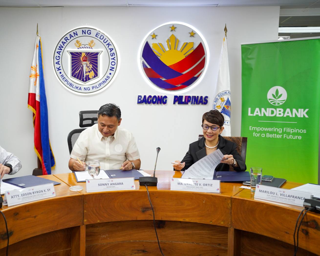 DepEd, LandBank launch ‘debt rescue’ for 1K indebted teachers
