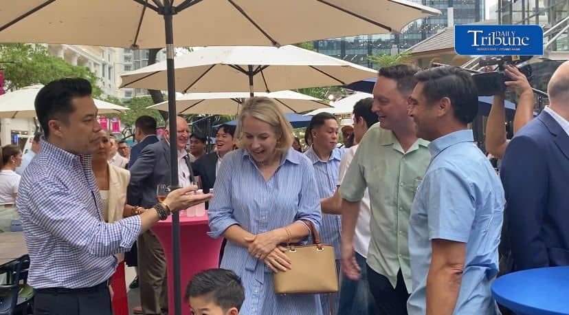 MR. KEVIN L. Tan, president and chief executive officer of Alliance Global Group, Inc., Her Excellency Sarah Hulton OBE, His Majesty’s Ambassador to the Philippines and Palau, and actor Marvin Agustin at the Gordon Ramsay Bar & Grill pop-up launch