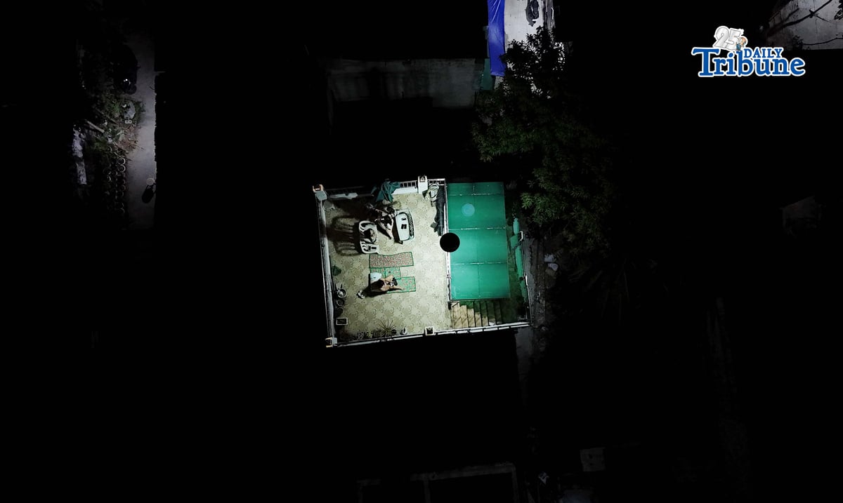 (May 15 2026) When Caloocan North experiences power outage on Thursday night May 14 2026, the Family stayed at the rooftop and enjoy playing with light from the solar. The Meralco is implementing rotational power interruptions (Manual Load Dropping) in parts of its franchise area due to Red alert raised by the National Grid Corporation of the Philippines (NGCP) over the Luzon Grid. Photo/Analy Labor
