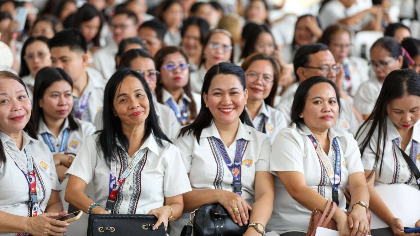 1M DepEd workers start receiving midyear bonus