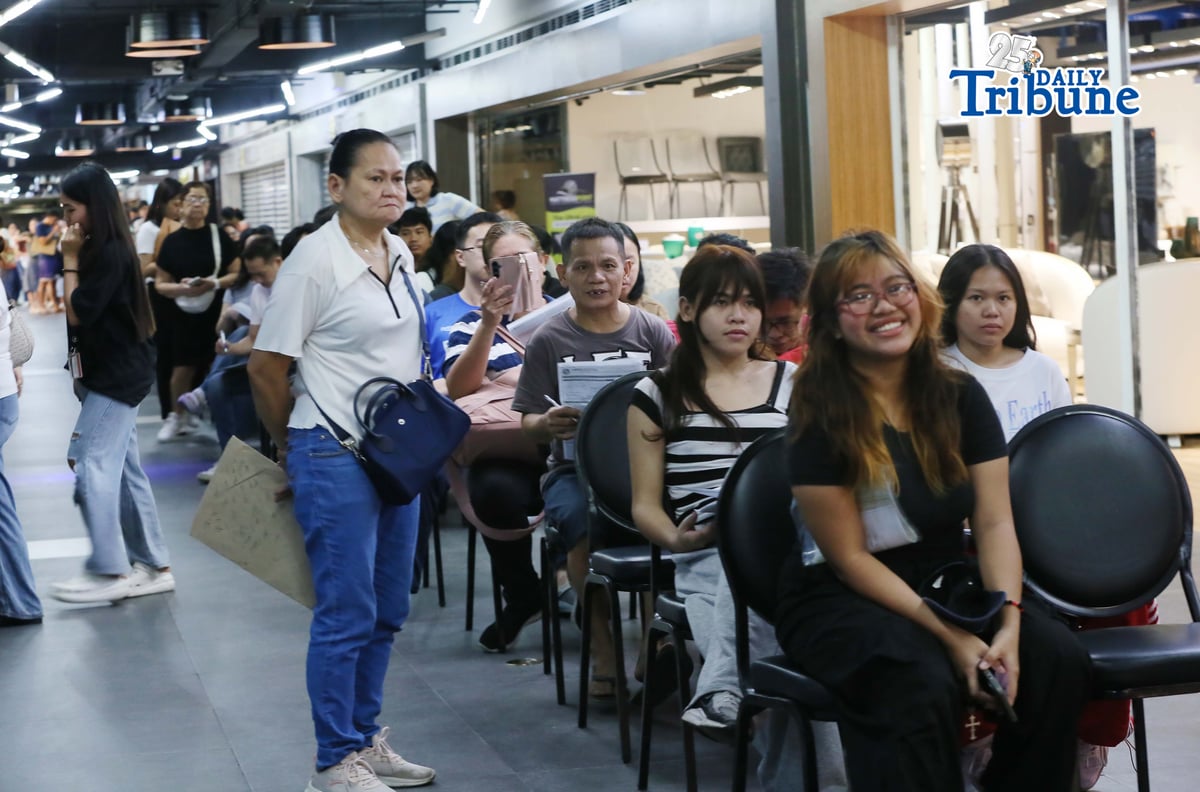 (May 16 2026) People queuing for voter registration at SM North Edsa in Quezon City on Saturday may 16 2026, a day before the COMELEC May 18 deadline for registration for the 2026 Barangay and Sangguniang Kabataan Elections BSKE. The Commission reminded the public to register and update their voter records before the deadline to avoid the last minute rush. Photo/Analy Labor