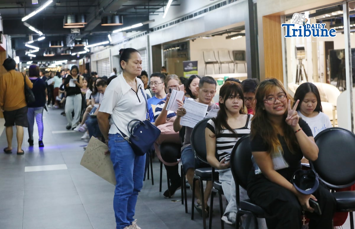 (May 16 2026) People queuing for voter registration at SM North Edsa in Quezon City on Saturday may 16 2026, a day before the COMELEC May 18 deadline for registration for the 2026 Barangay and Sangguniang Kabataan Elections BSKE. The Commission reminded the public to register and update their voter records before the deadline to avoid the last minute rush. Photo/Analy Labor