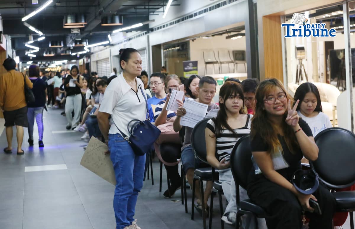 (May 16 2026) People queuing for voter registration at SM North Edsa in Quezon City on Saturday may 16 2026, a day before the COMELEC May 18 deadline for registration for the 2026 Barangay and Sangguniang Kabataan Elections BSKE. The Commission reminded the public to register and update their voter records before the deadline to avoid the last minute rush. Photo/Analy Labor