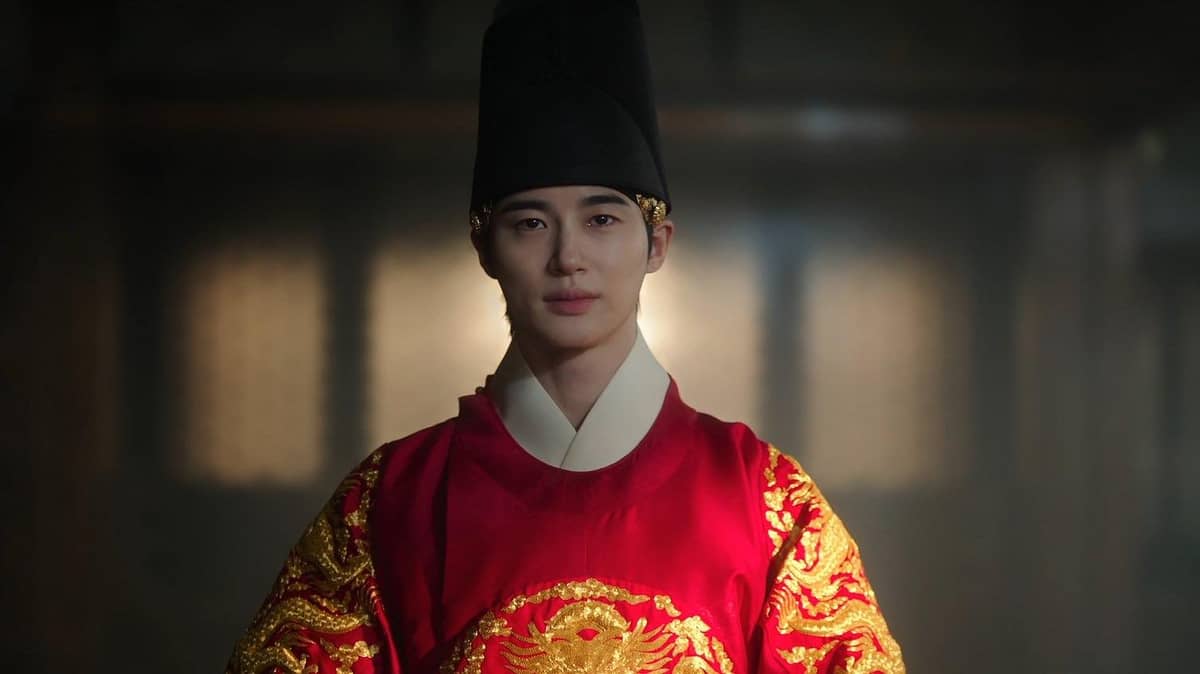 I-AN finally takes the throne as the 34th King of Korea.