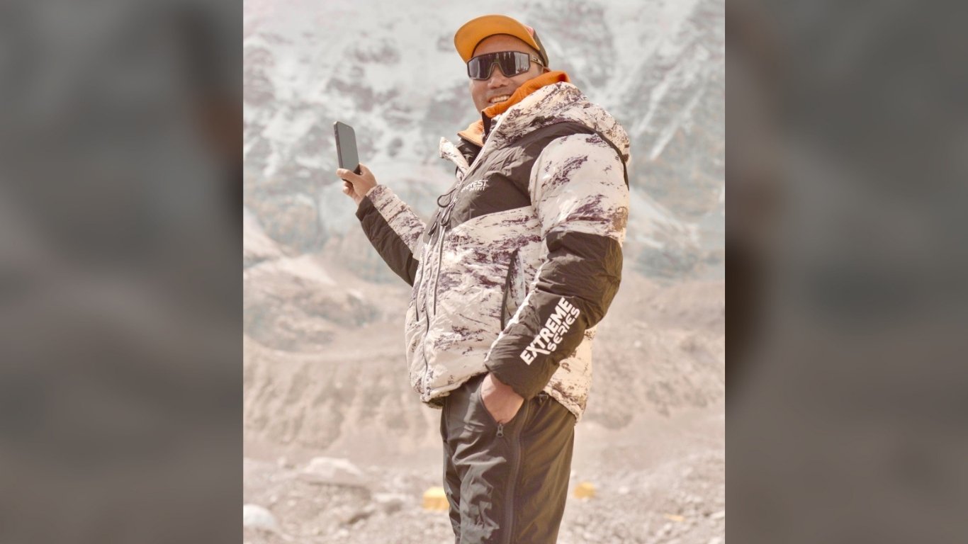 Nepali Sherpa scales Mount Everest 32x, sets world record