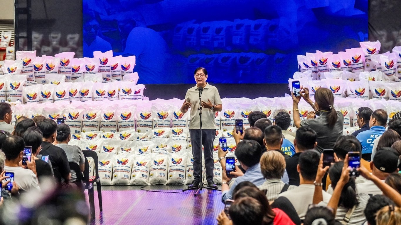 Makati receives rice, scholar aid 
as PBBM brings national assistance drive