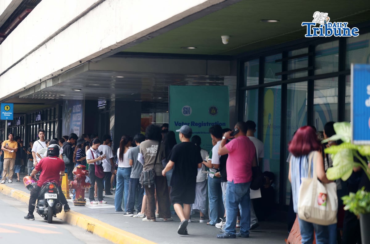 (May 18 2026) Future-voters wait in line as they try to beat the deadline of the last day for the voter's registration at the SM North EDSA in Quezon City on Monday, May 18, 2026. The Comelec said that there is no extension for the voter's registration for the Barangay and Sangguinang Kabataan elections. Photo/Analy Labor