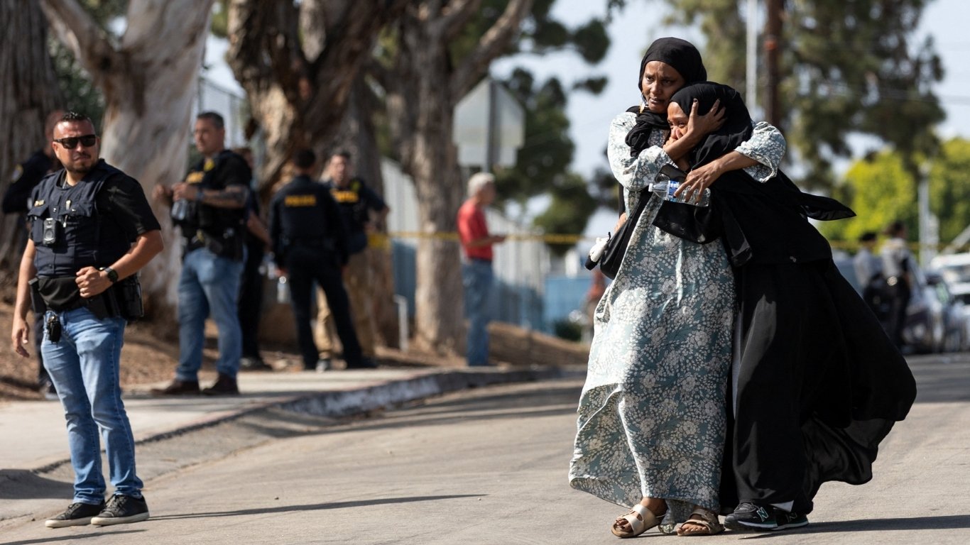 Mosque shooting claims 3, both suspects dead