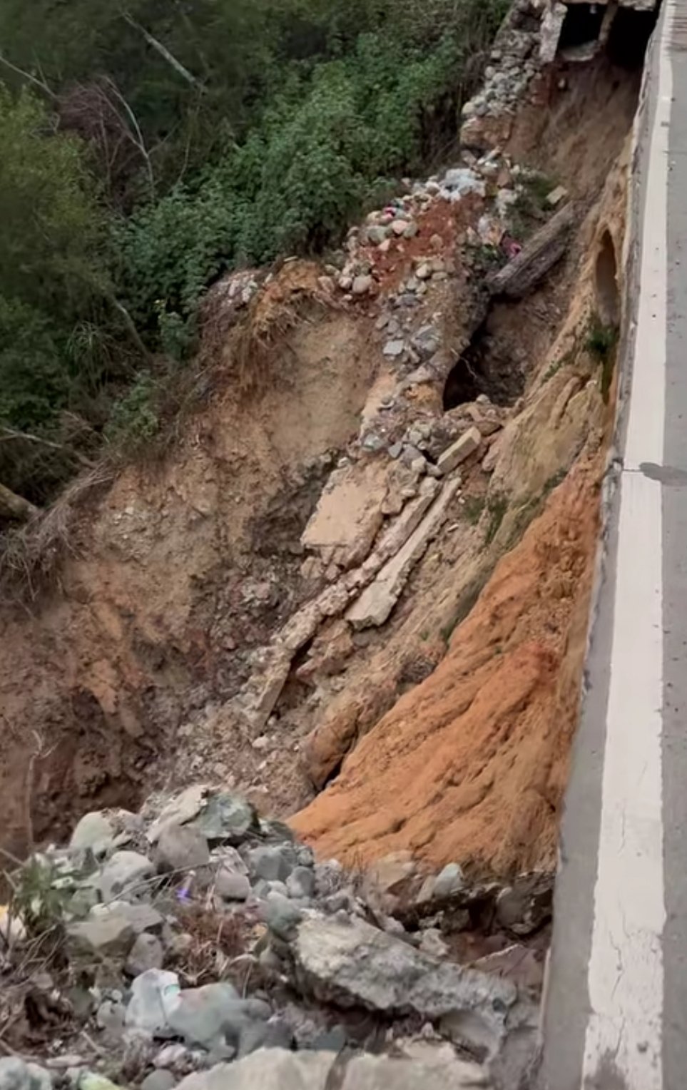 Dizon relieves 2 DPWH officials over teen cyclist’s death in Benguet