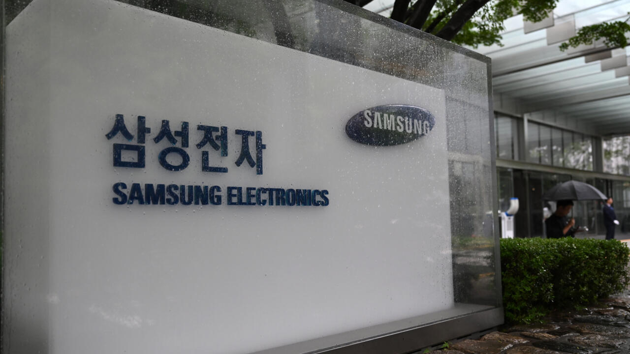 Samsung, union resume negotiations 
with minister mediating