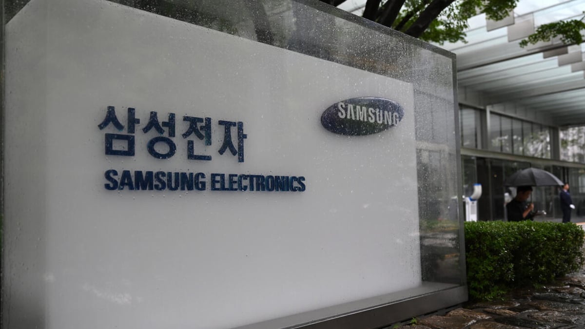 Samsung, union resume negotiations
with minister mediating