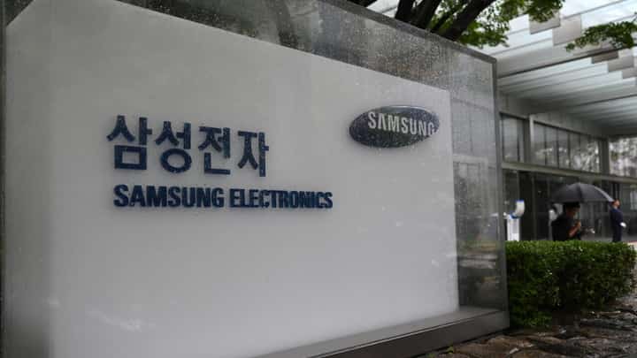 Samsung, union resume negotiations
with minister mediating