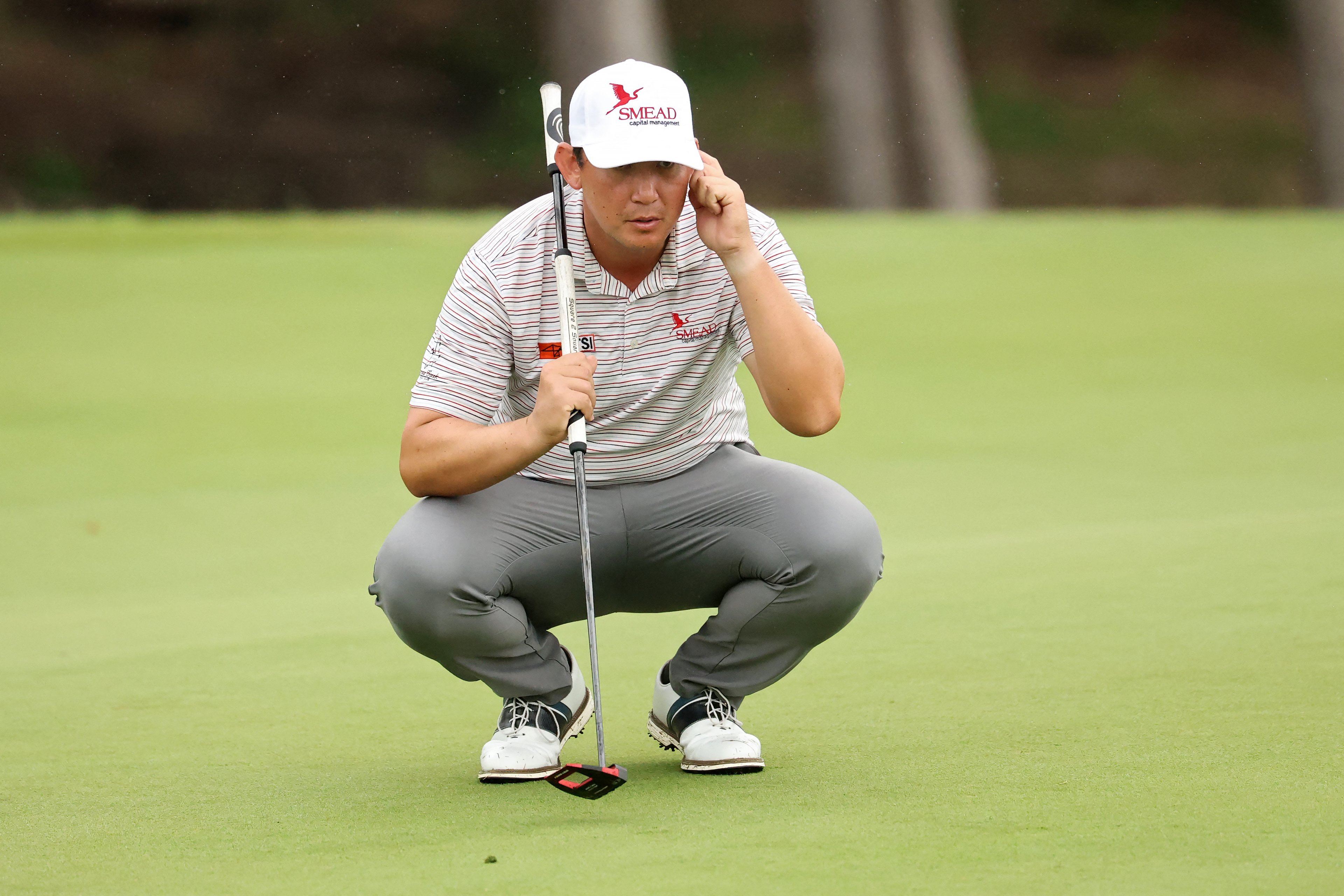 Hoey keeps pace with bogey-free 67