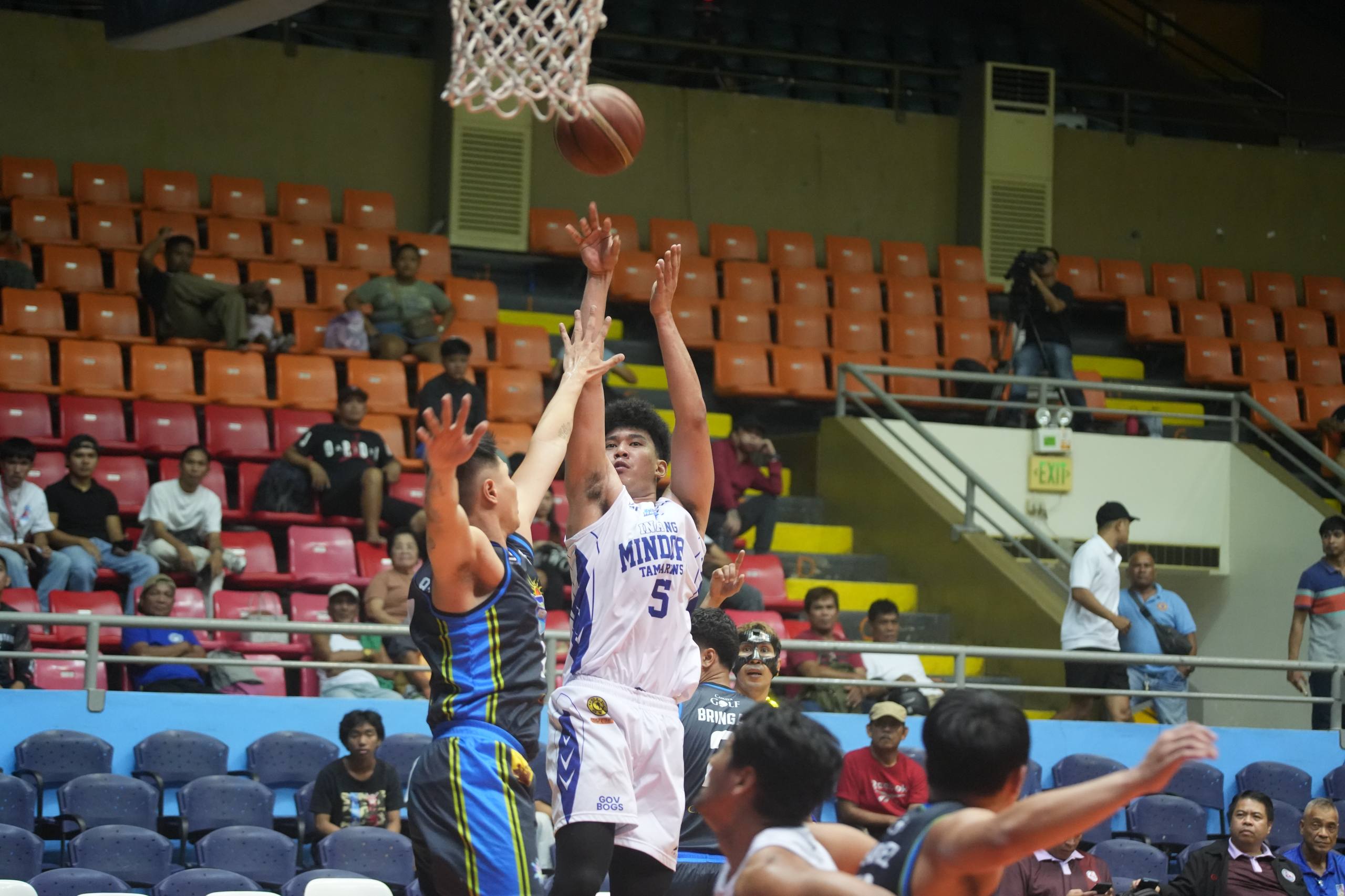Tamaraws hang tough, pip Risers