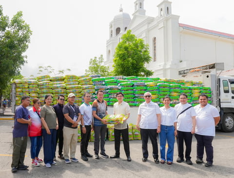 Leviste distributes P1M rice aid to Batangas families