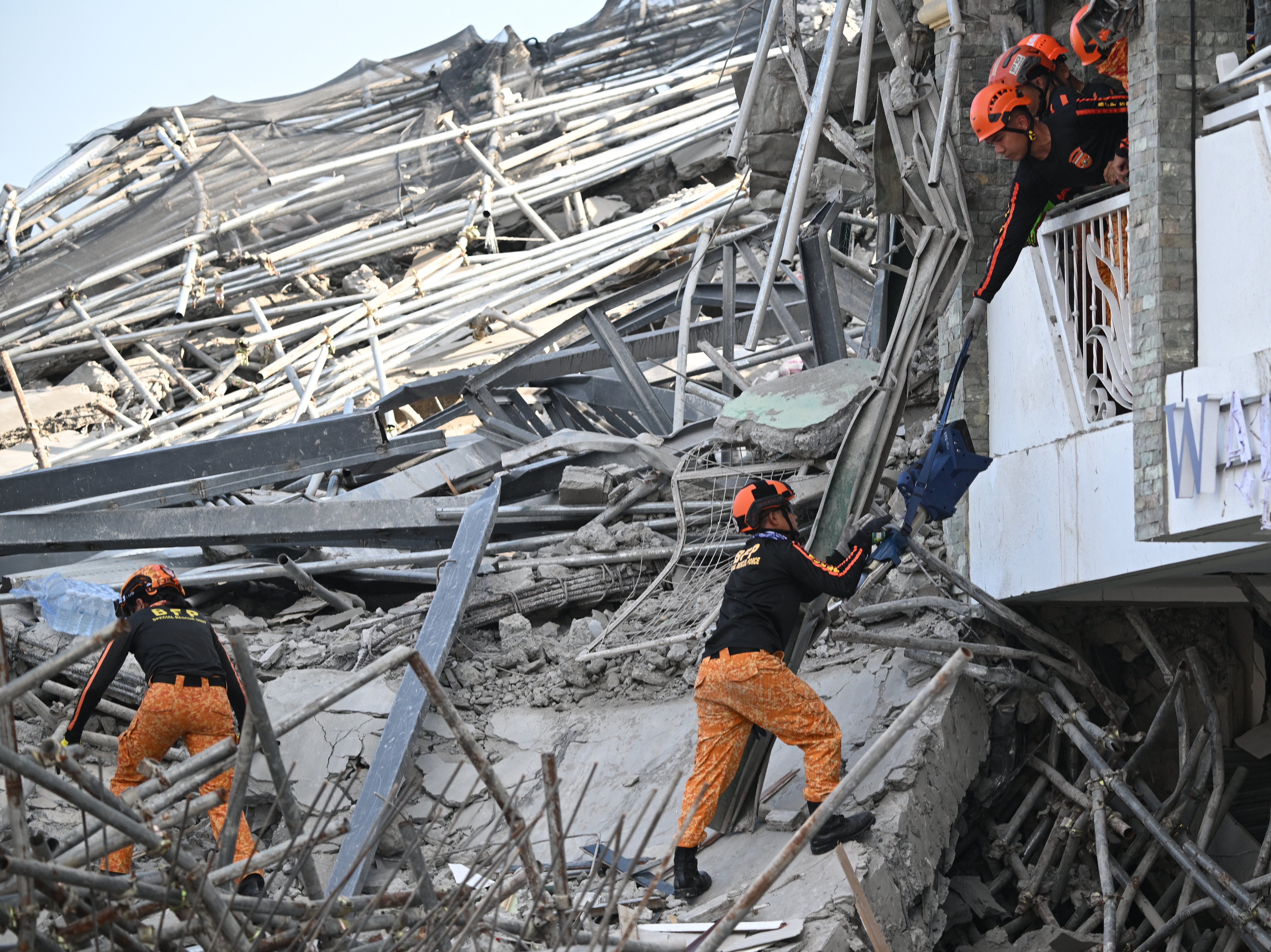 Angeles City collapse begins retrieval, clearing operations 