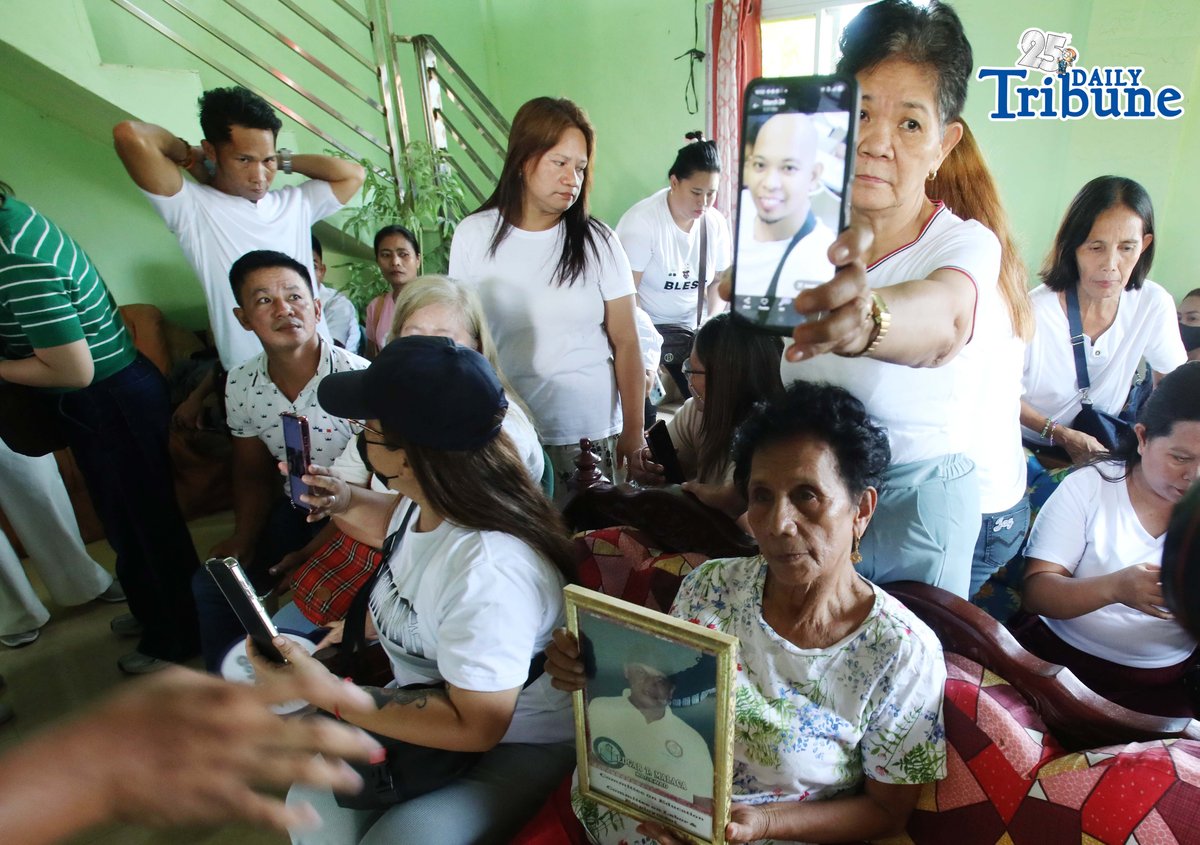 (May 25 2026) Relatives of the missing “sabungeros” shows a photo of their relatives and speak at the press conference held at Hagonoy Bulacan on Monday May 25 2026, to denied the allegation that they had abandoned the case, they said that they were not required to attend the hearing unless they were specifically called upon. They also cited the financial burden of transportation costs, noting that complainants from Bulacan would have to travel to Laguna for the hearing. Photo/Analy Labor