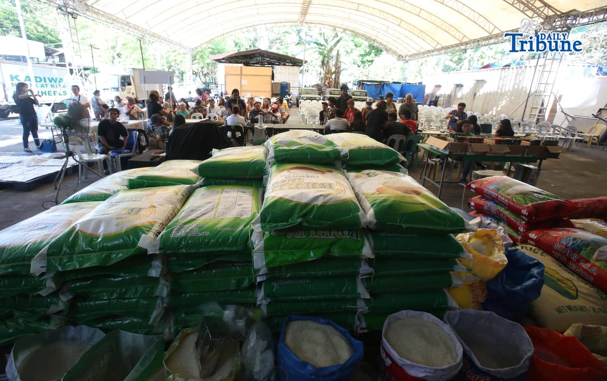 (May 25 2026) Individuals queue to buy affordable local or imported rice inside the Bureau of Animal Industry in Quezon City. Photo/Analy Labor