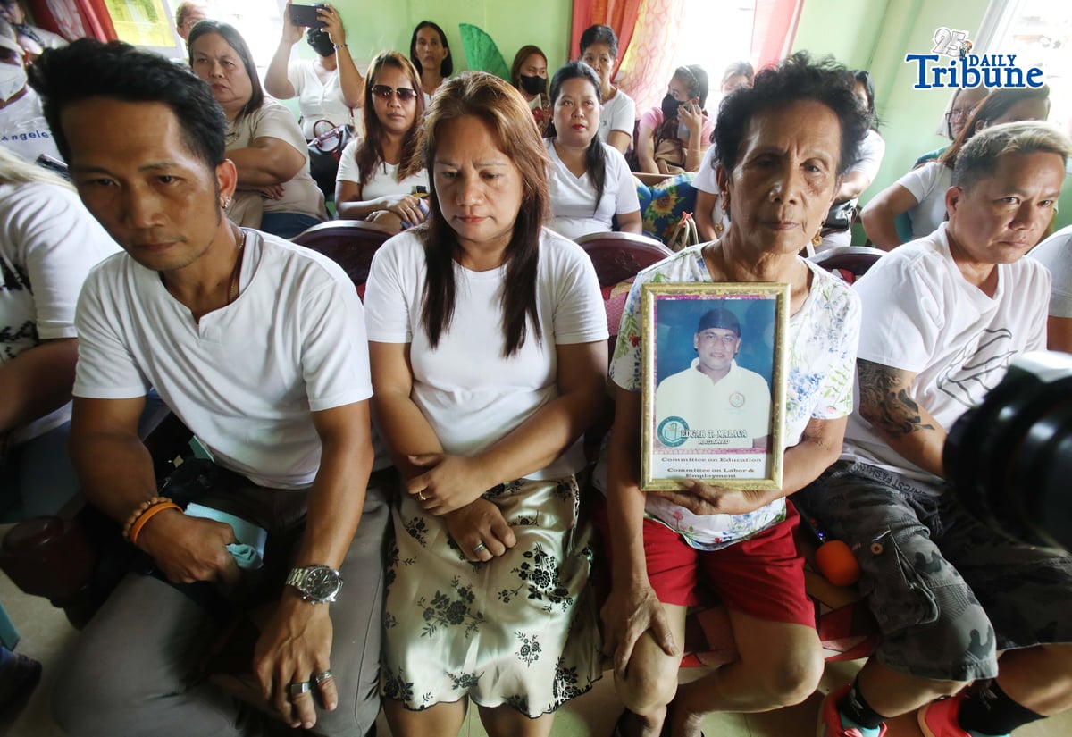 (May 25 2026) Relatives of the missing “sabungeros” shows a photo of their relatives and speak at the press conference held at Hagonoy Bulacan on Monday May 25 2026, to denied the allegation that they had abandoned the case, they said that they were not required to attend the hearing unless they were specifically called upon. They also cited the financial burden of transportation costs, noting that complainants from Bulacan would have to travel to Laguna for the hearing. Photo/Analy Labor