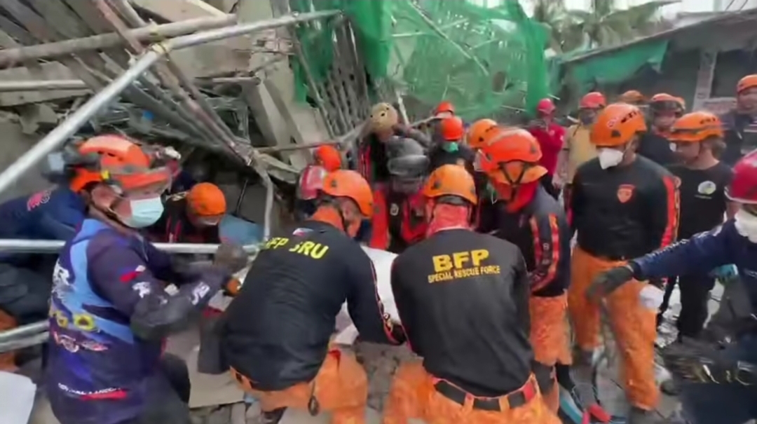 4TH FATALITY | BFP Special Rescue Force carry the body of the 4th victim retrieved at 10:30 a.m. from the collapsed building in Angeles City. One more body remains trapped inside Sector 2.