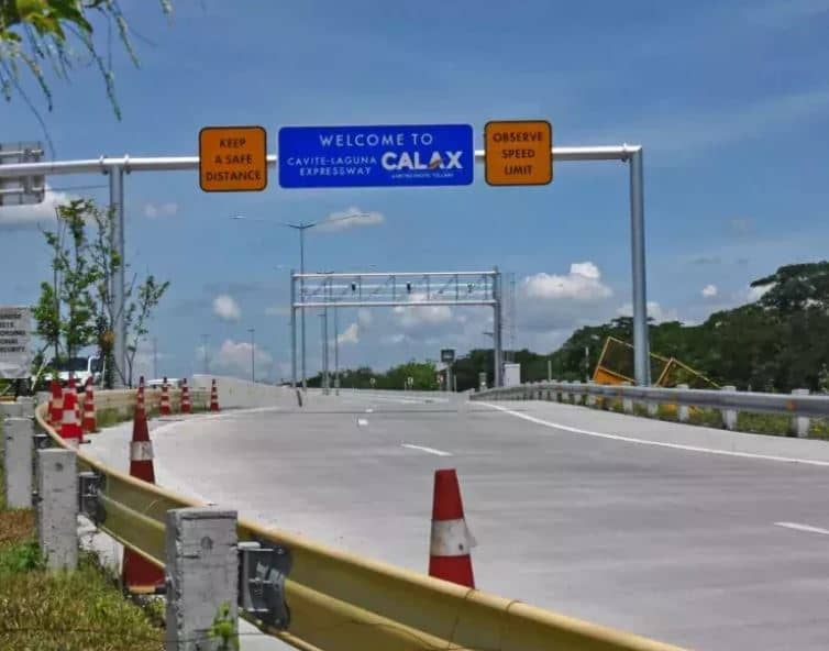 CAVITE-LAGUNA Expressway is envisioned to be a four-lane 45-kilometer toll road
that will connect the westbound Manila-Cavite Toll Expressway and the Eastbound
Mamplasan Rotunda.