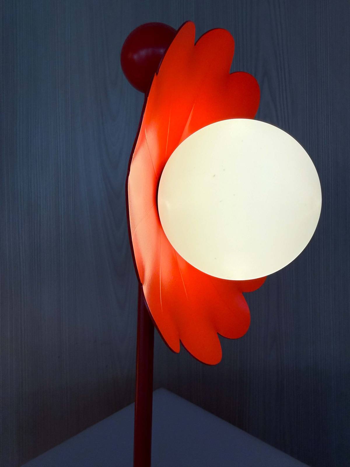 RAMO S Table Lamp in Toma Tomato Color.