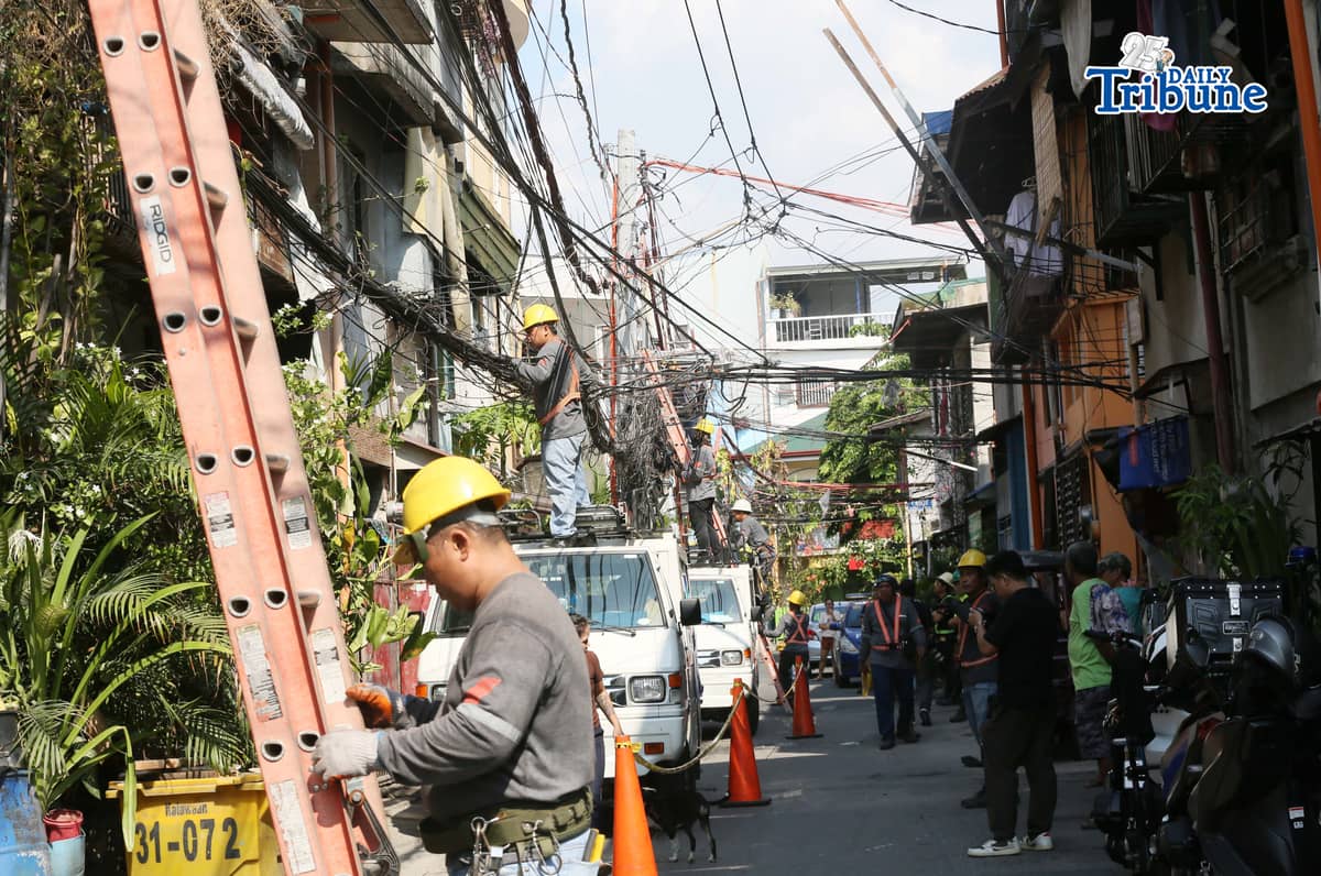 (May 26 2026) Meralco Lineman removed the unauthorized wire from utility poles, as they conducted an inspection and clearing operations along Mangga Ave. cor. Atis St., Brgy. Kalawaan, Pasig City, on Tuesday May 26 2026. As part of the commitment to public safety, during this Electrical Safety Month. Photo/Analy Labor