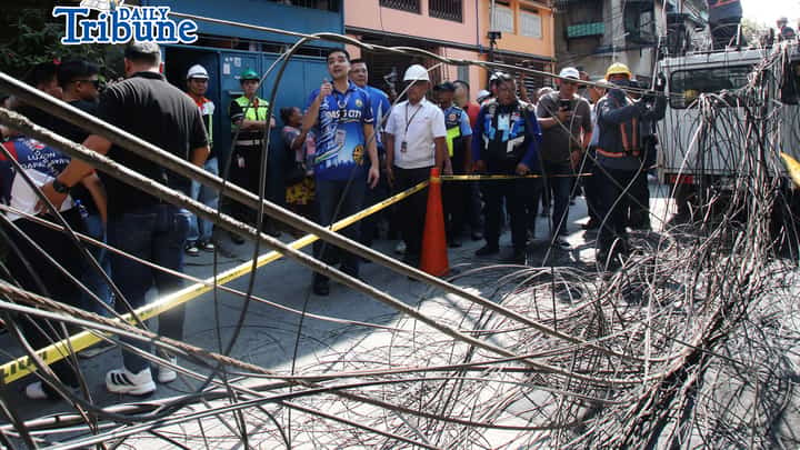 (May 26 2026) Manila Electric Company (Meralco) led by Spokesperson Joe Zaldarriaga, together with the Pasig City government headed by Mayor Vico Sotto, carries out a clearing operation against dangling and illegal wire attachments in Barangay Kalawaan, Pasig City, on Tuesday, May 26, 2026. The operation, which removes unauthorized wires from utility poles, aims to prevent electrocution and fires, as part of the commitment to public safety, during this Electrical Safety Month. Photo/Analy Labor
