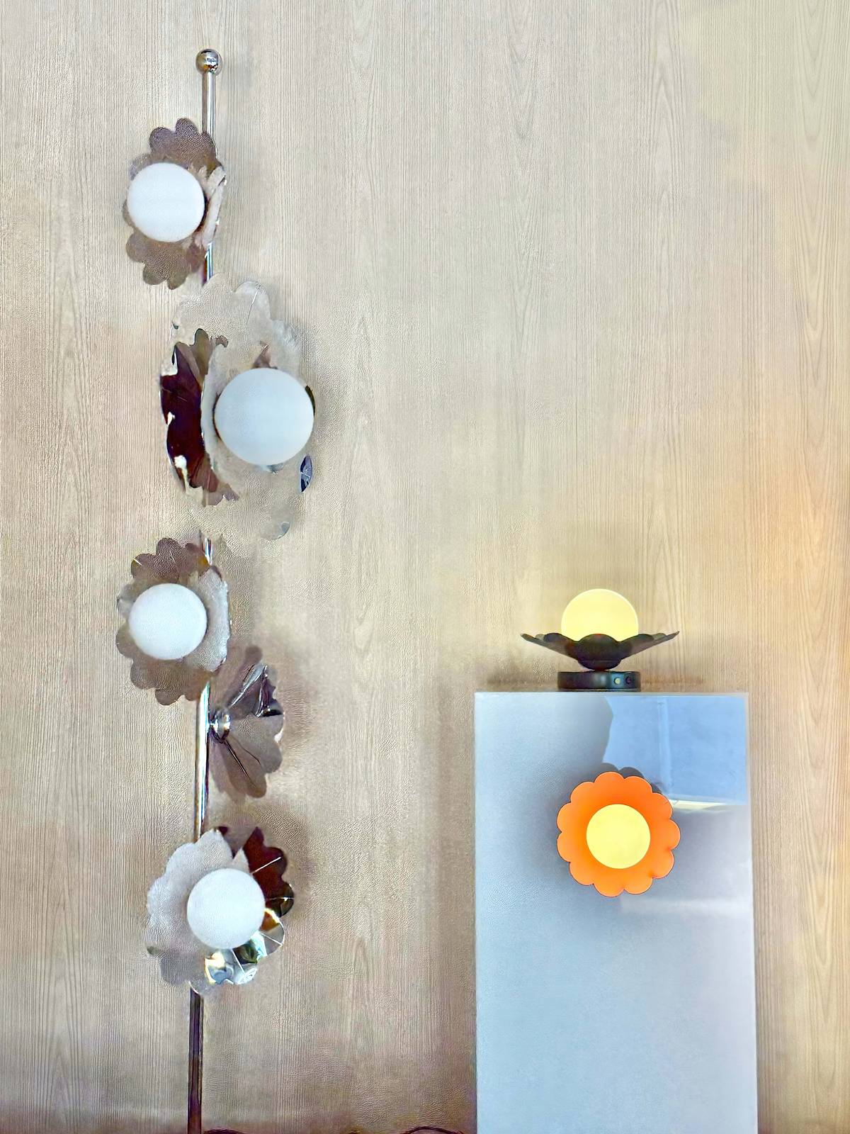 RAMO Especial floor lamp in chrome (left). Flor S and Flor M wall and ceiling mounted lamps in various colors.